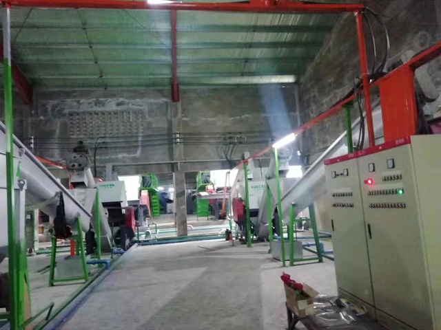 大型PET礦泉水瓶篩選、預(yù)洗、破碎、清洗 熱堿酸洗回收第二套大型生產(chǎn)線(xiàn)(POY級(jí)）